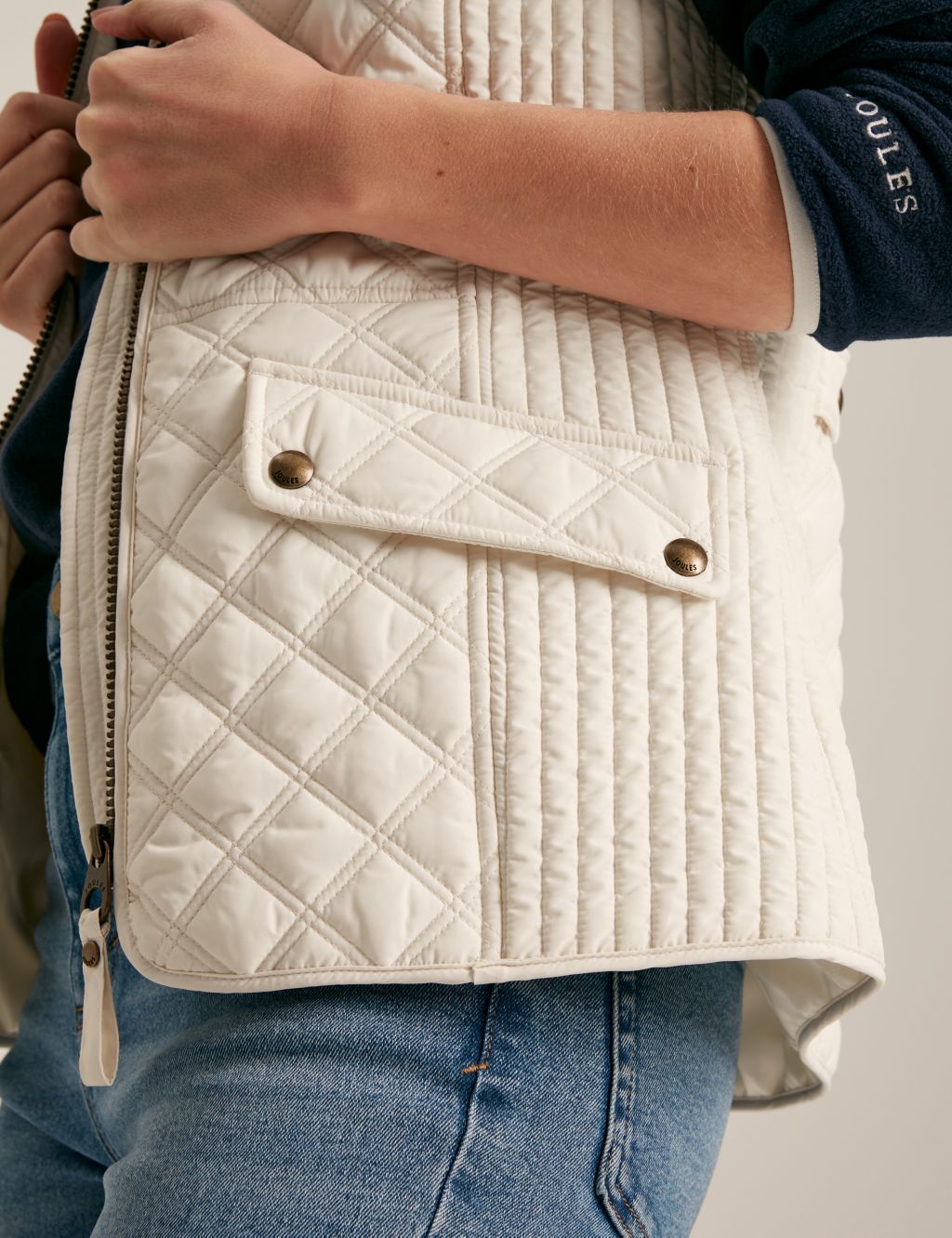 Textured Quilted Gilet 4 of 9