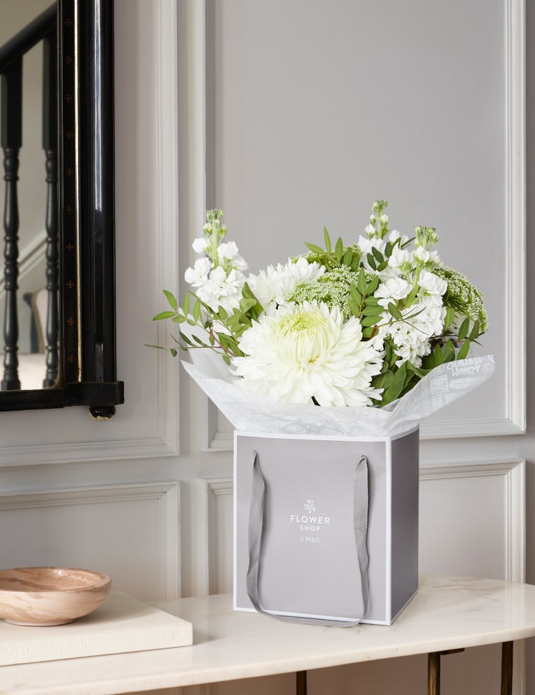 Flowers in gift bag delivery hotsell