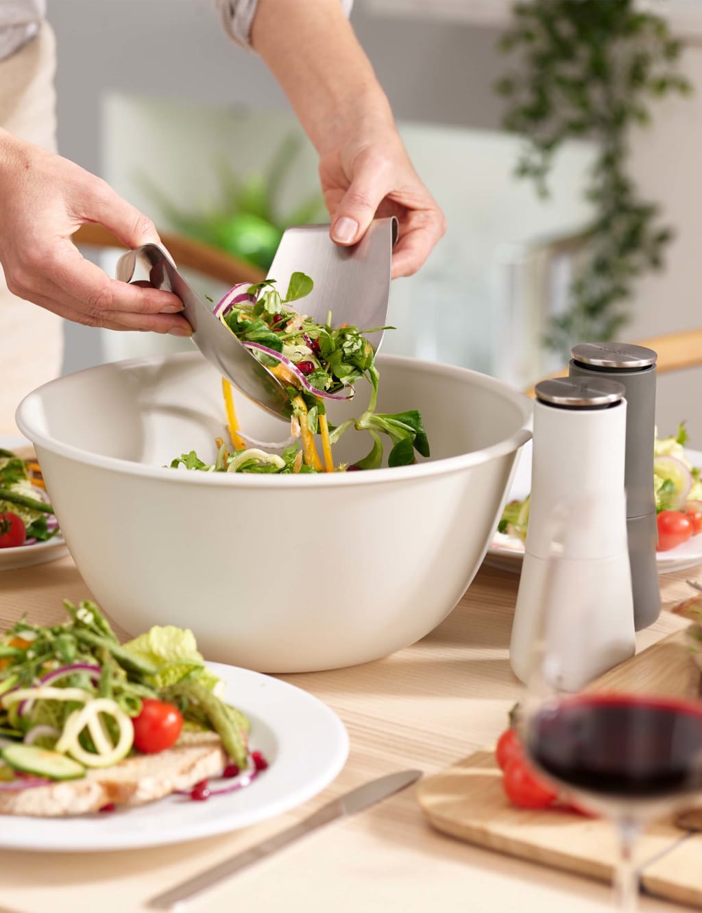 Uno™ Salad Bowl & Mill Set Joseph Joseph M&S