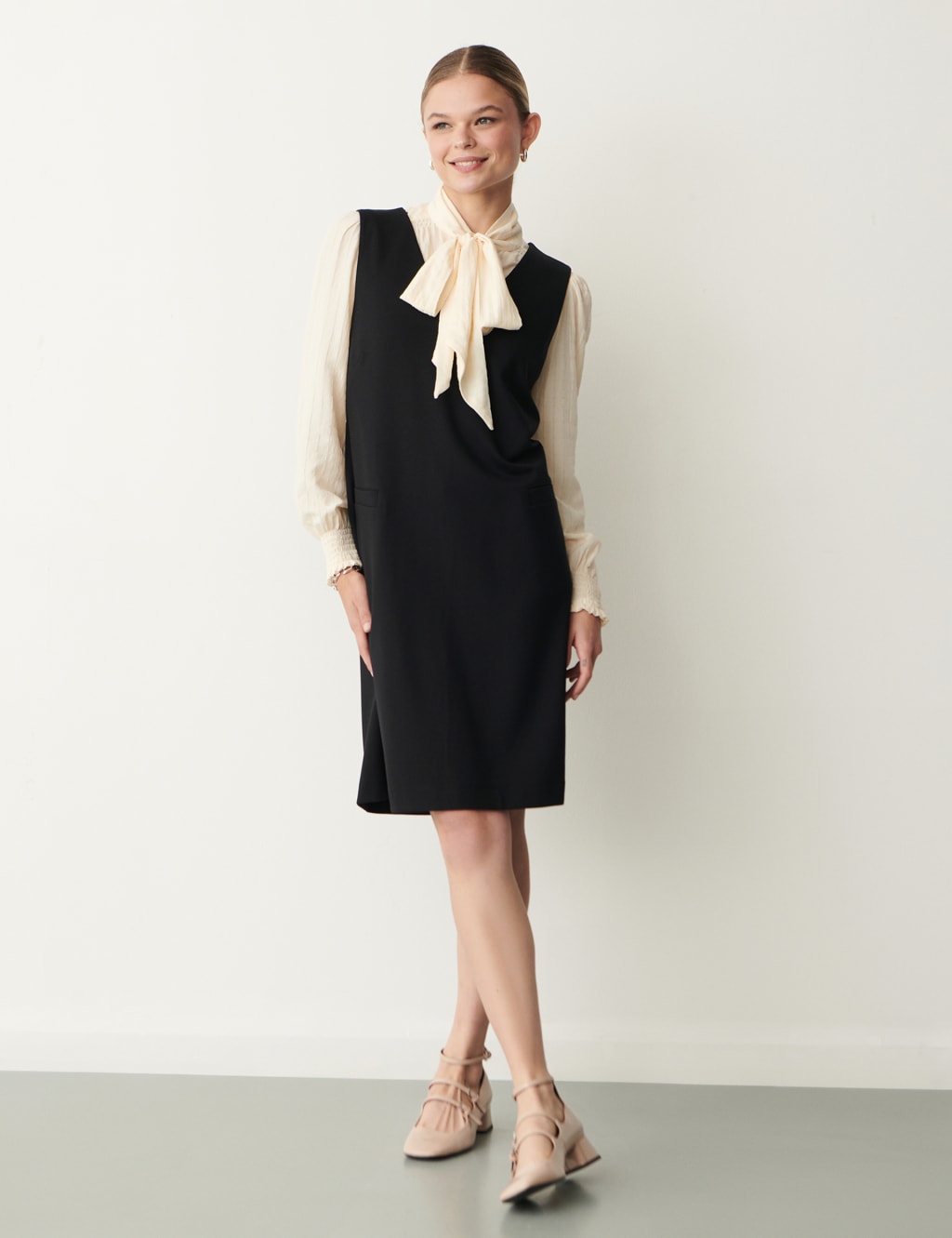 Black shift dress with white collar hotsell