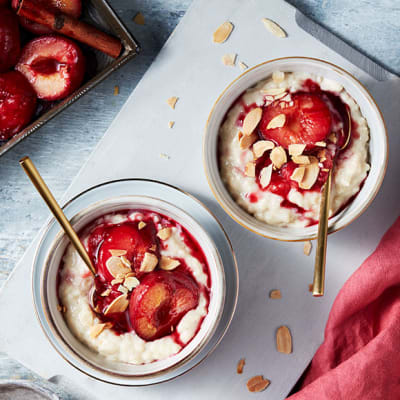 Rice pudding with plum compote 