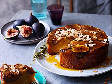 Fig and honey cake with fresh figs and cups of water