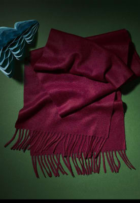 Burgundy cashmere scarf with fringed edges